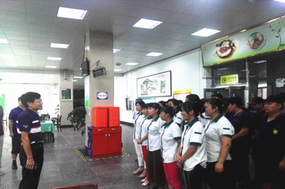 饮食服务中心开展“送清凉”活动 慰问坚守岗位的食堂一线员工