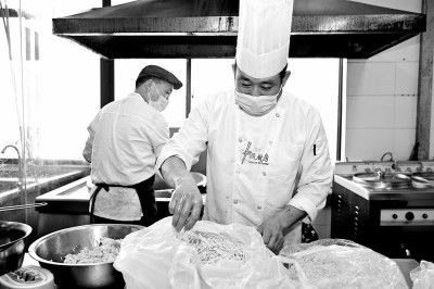 河南拟立法规范餐饮服务从业人员佩戴口罩